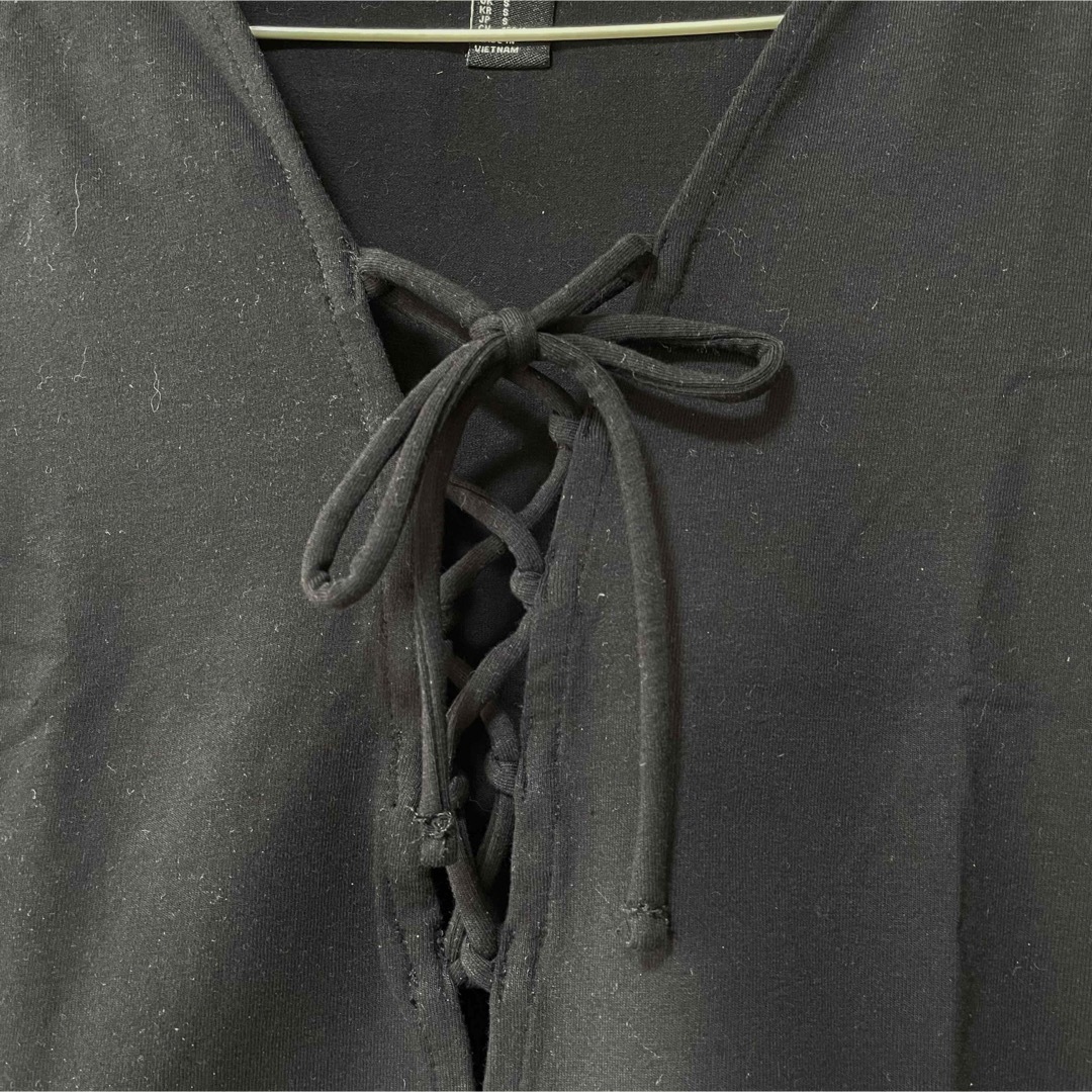 FOREVER 21(フォーエバートゥエンティーワン)のフォーエバー21 レースアップTシャツリボン編み上げTシャツブラック量産型可愛い レディースのトップス(Tシャツ(長袖/七分))の商品写真