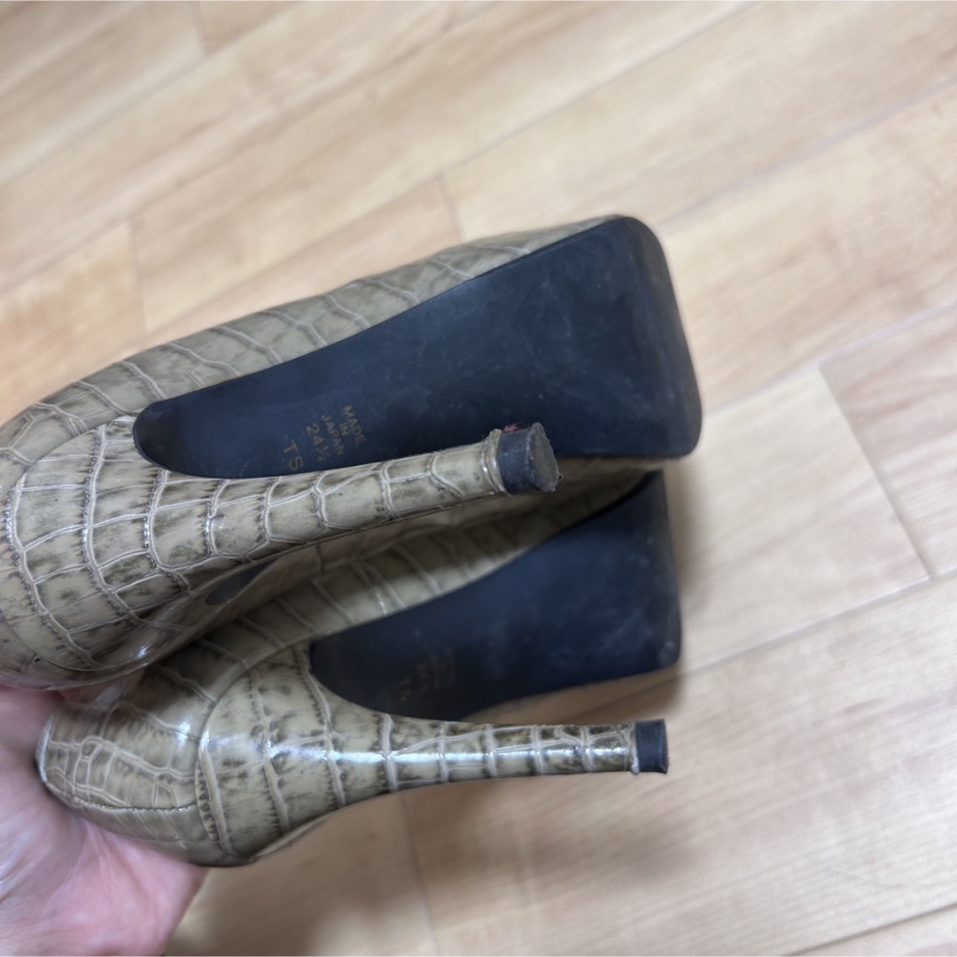 DIANA(ダイアナ)のDIANA  ハイヒール　パンプス　カーキ　24.5cm   ヒール レディースの靴/シューズ(ハイヒール/パンプス)の商品写真