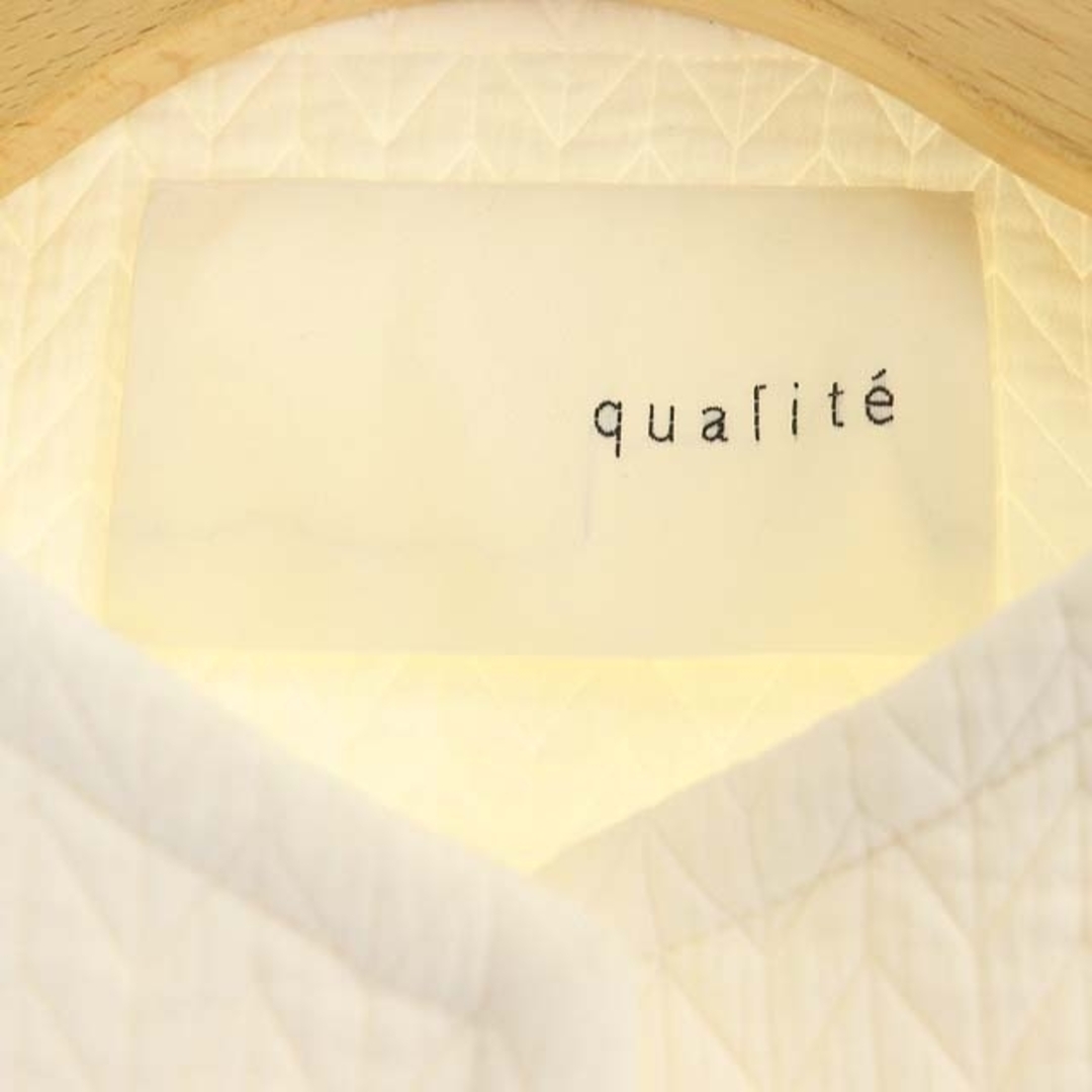 qualite(カリテ)のカリテ ヘリンボンジャガードブルゾン ノーカラージャケット 36 白 ホワイト レディースのジャケット/アウター(ブルゾン)の商品写真