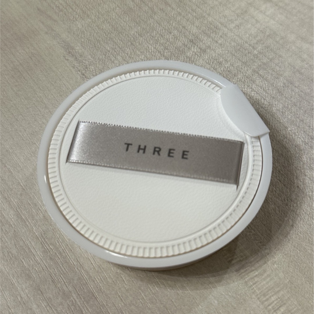 THREE(スリー)のTHREE  パフ　新品未使用 コスメ/美容のメイク道具/ケアグッズ(パフ・スポンジ)の商品写真