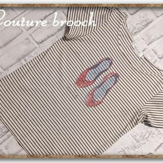 クチュールブローチ(Couture Brooch)のクチュールブローチ　ラインストーン付きボーダーカットソー　オフホワイト×紺(カットソー(半袖/袖なし))