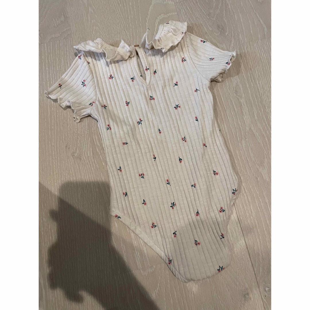 ZARA KIDS(ザラキッズ)の一回着用　zara フラワーリブフリルロンパース　98 キッズ/ベビー/マタニティのキッズ服女の子用(90cm~)(ニット)の商品写真