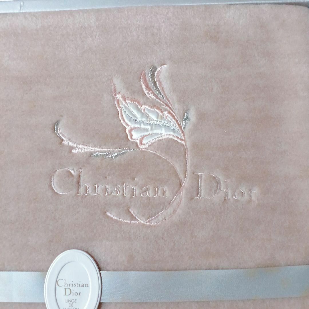 Christian Dior(クリスチャンディオール)の【未使用品❤️】Christian Dior　ボアシーツギフト　ベージュロゴ刺繍 インテリア/住まい/日用品の寝具(シーツ/カバー)の商品写真