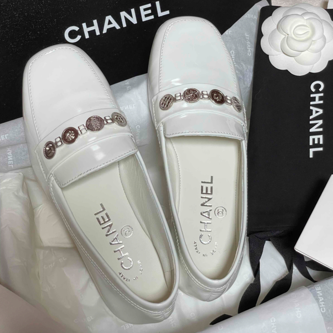 CHANEL(シャネル)の新品未使用 CHANEL シャネル♡エナメル ローファー 35サイズ 22cm レディースの靴/シューズ(ローファー/革靴)の商品写真