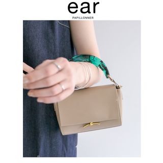 イアパピヨネ(ear PAPILLONNER)の新品　樹脂ビッグハンドルショルダーバッグ　イアパピヨネ　ベージュ　牛革(ショルダーバッグ)