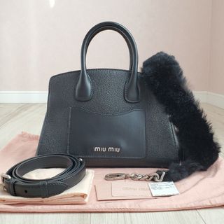 ミュウミュウ(miumiu)の美品《ミュウミュウ》マドラス ソフトカーフ ハンドバッグ 2way ファー(ハンドバッグ)