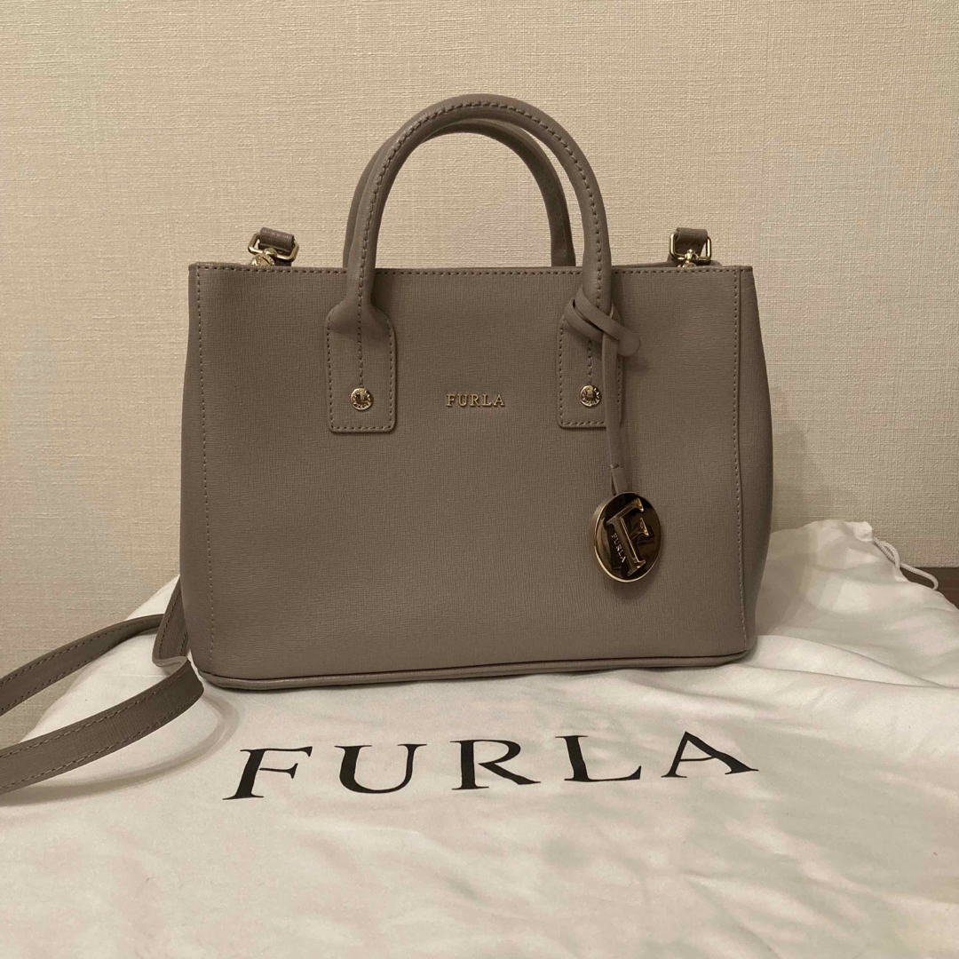 美品✨️FURLA レザーノエミ ショルダーバッグ  グレー マグネット ロゴ金具