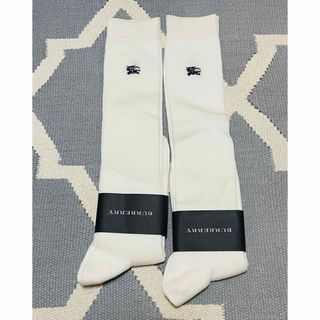 バーバリー(BURBERRY)の新品値札付き！バーバリー　ハイソックス　白　バラ売り不可！定価1.575(一足)(ソックス)