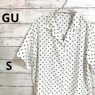 ジーユー(GU)のGU  ドット柄　半袖シャツ　レディース   さらさら素材　Sサイズ(シャツ/ブラウス(半袖/袖なし))