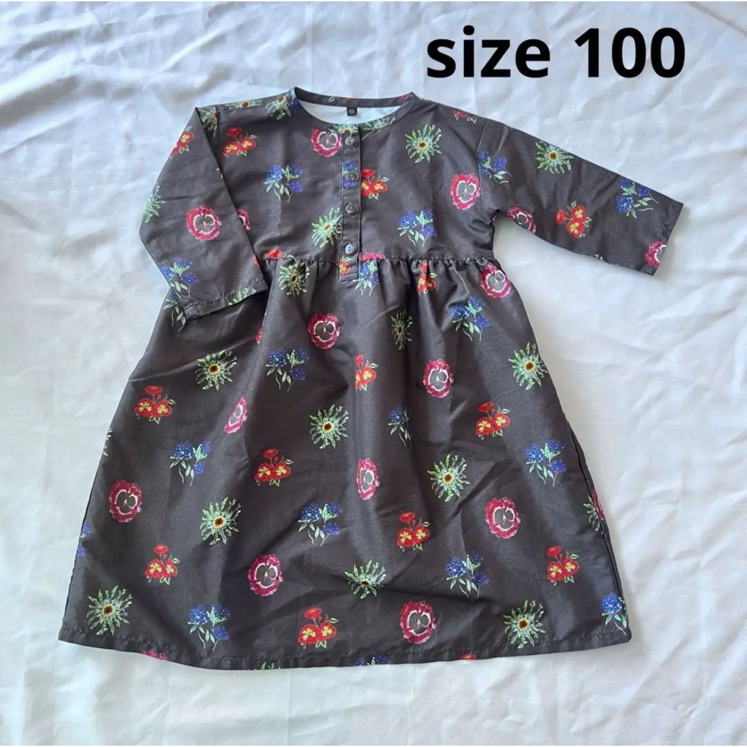 スモックワンピース　ワンピース　花柄　フレアワンピース　100 キッズ/ベビー/マタニティのキッズ服女の子用(90cm~)(ワンピース)の商品写真