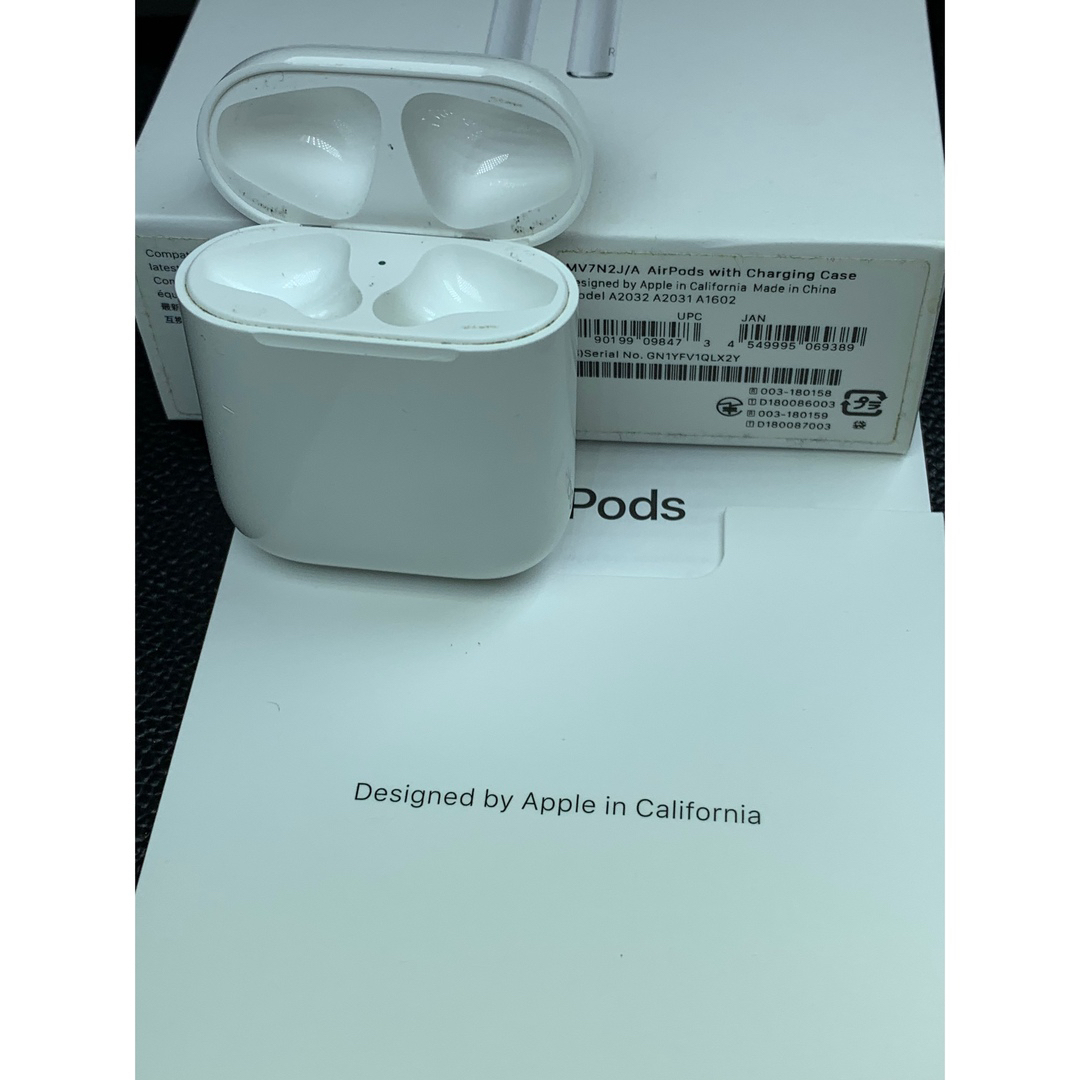 Apple(アップル)のApple AirPods 第二世代のイヤホン充電ケースのみ　アップル純正動作品 スマホ/家電/カメラのオーディオ機器(ヘッドフォン/イヤフォン)の商品写真