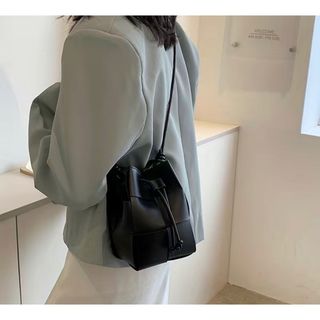 Bottega Veneta - 韓国 編み込みショルダーバッグ 巾着バッグ