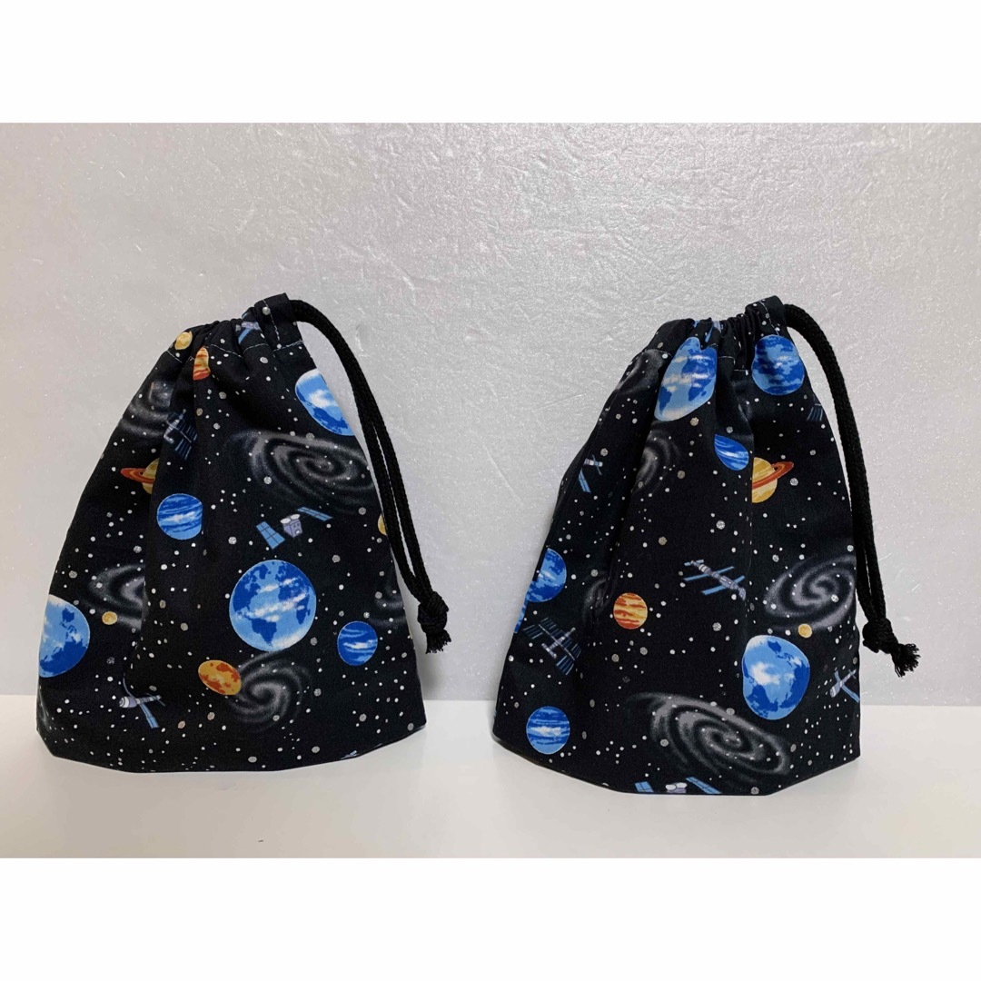 ゆー様　流れ星大判ランチマット2枚セット、宇宙柄ブラックコップ入れ2枚  ハンドメイドのキッズ/ベビー(外出用品)の商品写真