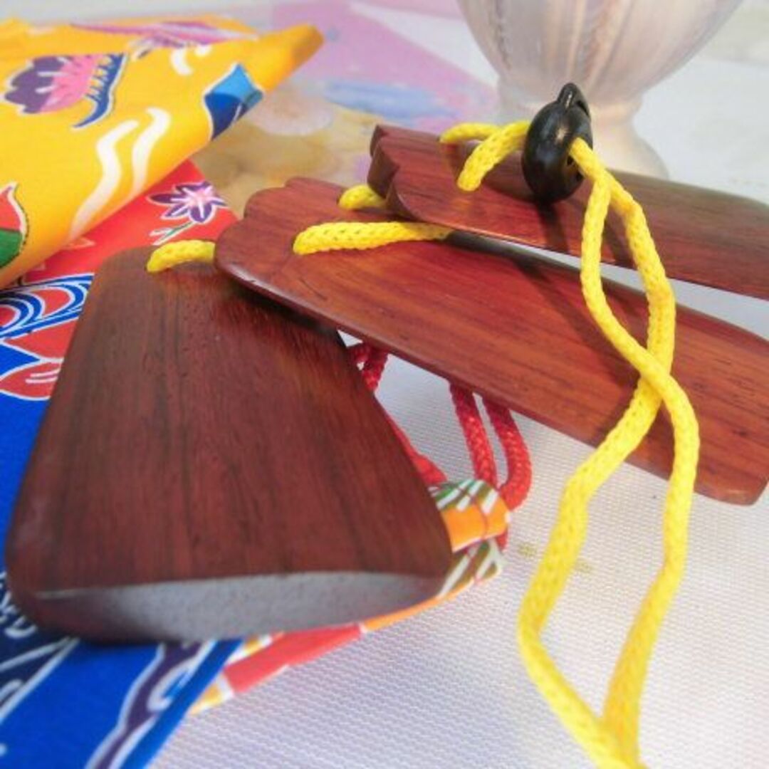 (送料無料)1.600円　カリン　沖縄楽器(三板)サンバ　　化粧袋付き 楽器の打楽器(その他)の商品写真