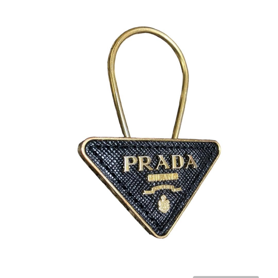 PRADA(プラダ)のPRADA プラダ　三角プレート　キーホルダー　チャーム レディースのファッション小物(キーホルダー)の商品写真