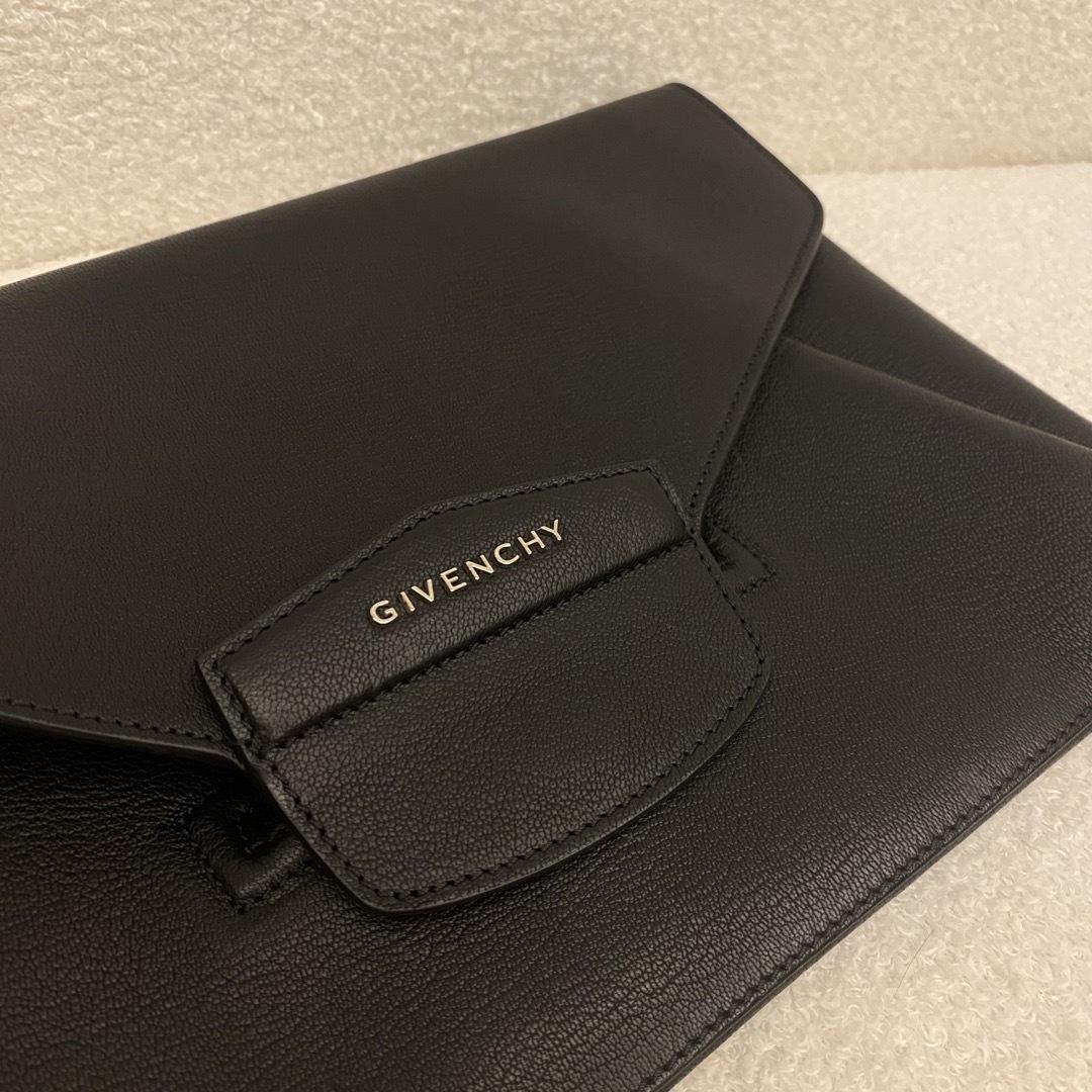 GIVENCHY - 【未使用に近い】Givenchy クラッチバッグ ブラックレザー