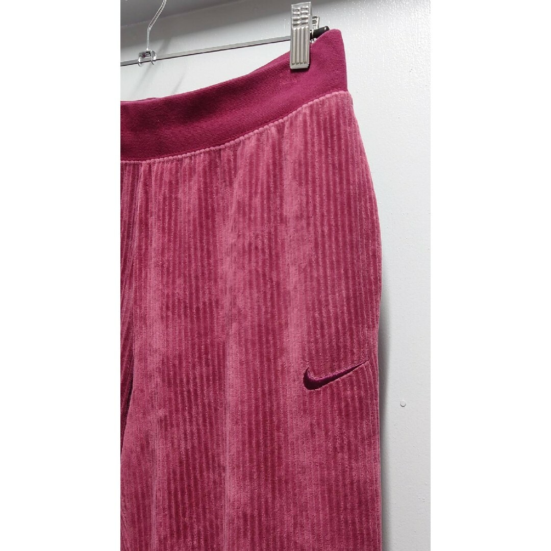 NIKE(ナイキ)のNIKE “Velvet Trousers” 太畝 ベロア イージー パンツ レディースのパンツ(カジュアルパンツ)の商品写真