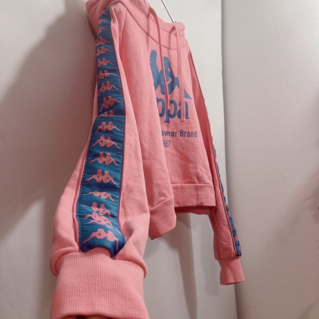 Kappa(カッパ)の【美品♡】Kappa パーカー　ショート　ピンク　ブランドロゴ　袖ライン レディースのトップス(パーカー)の商品写真