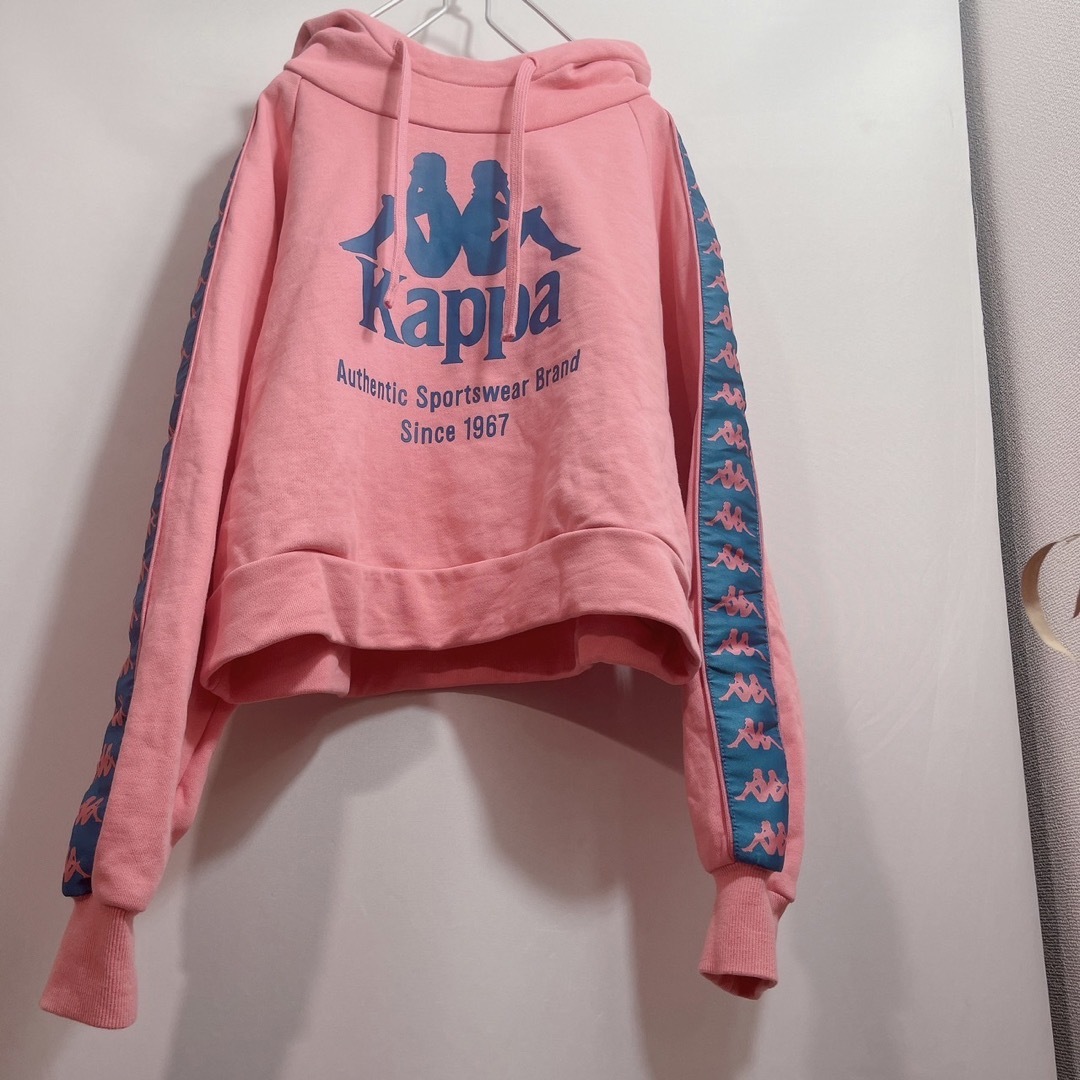 Kappa(カッパ)の【美品♡】Kappa パーカー　ショート　ピンク　ブランドロゴ　袖ライン レディースのトップス(パーカー)の商品写真