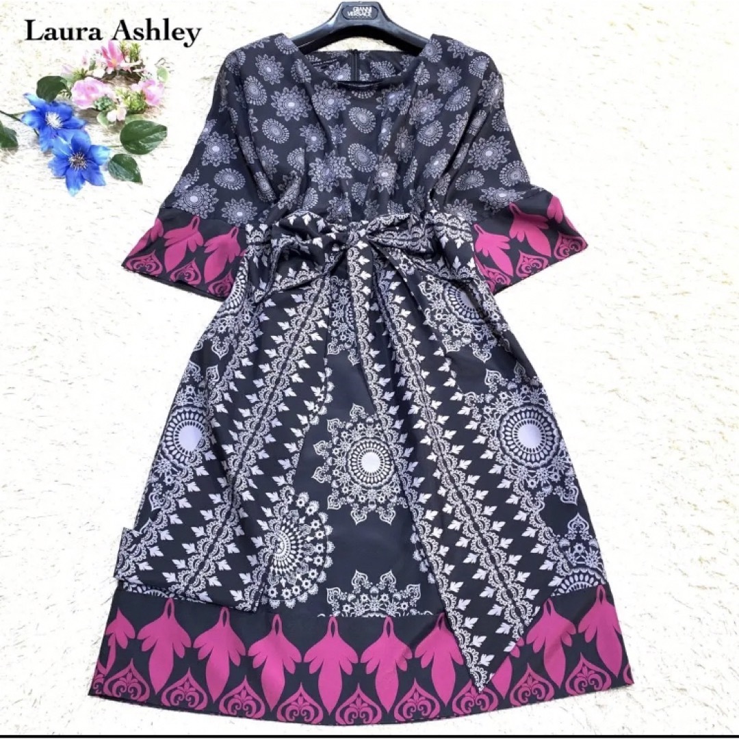 LAURA ASHLEY(ローラアシュレイ)の美品　ローラアシュレイワンピース★幾何学着物風模様♡リボン★黒✖︎ピンク　L レディースのワンピース(ひざ丈ワンピース)の商品写真