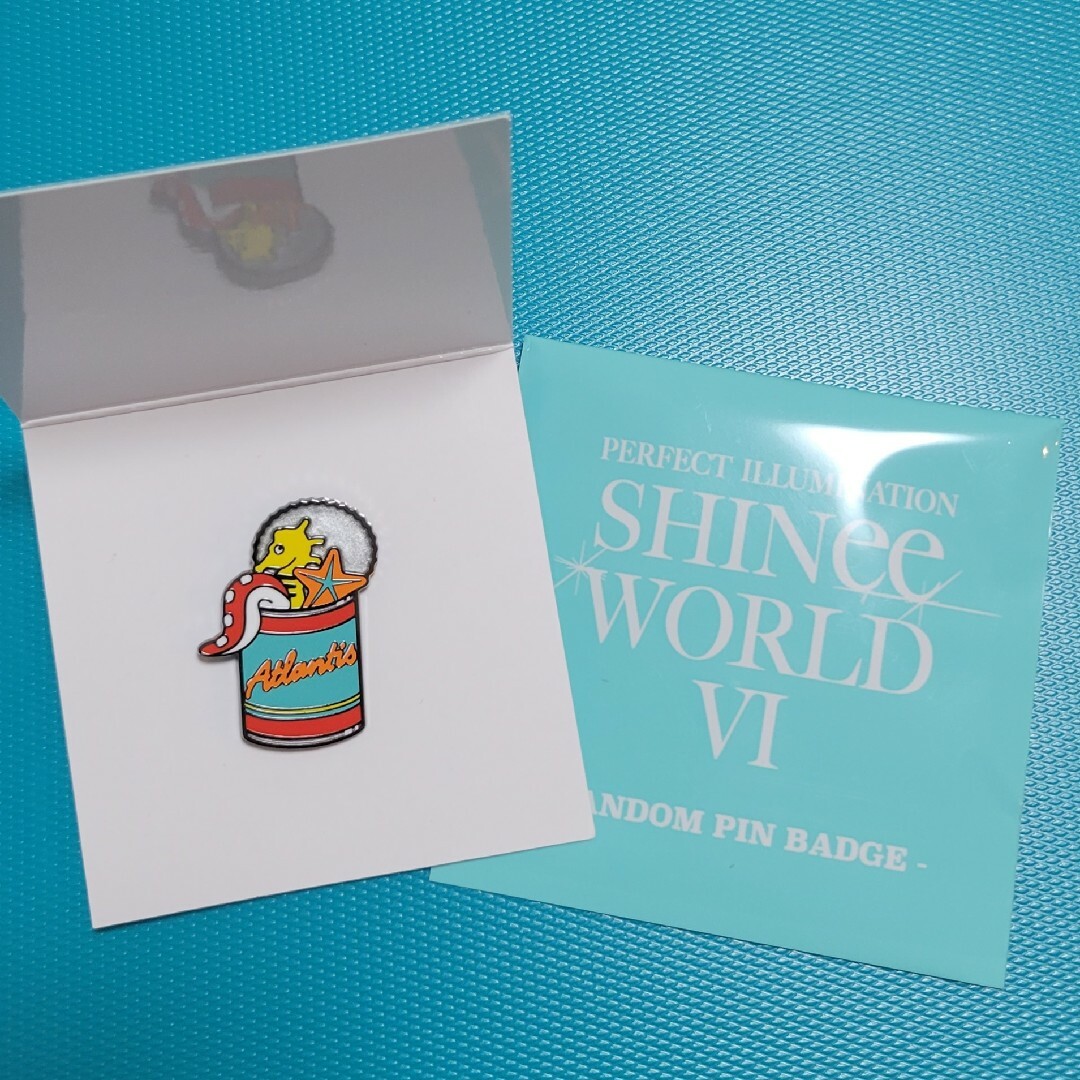 SHINee(シャイニー)のSHINee WORLD VI ランダムピンバッジ Atlantis エンタメ/ホビーのCD(K-POP/アジア)の商品写真