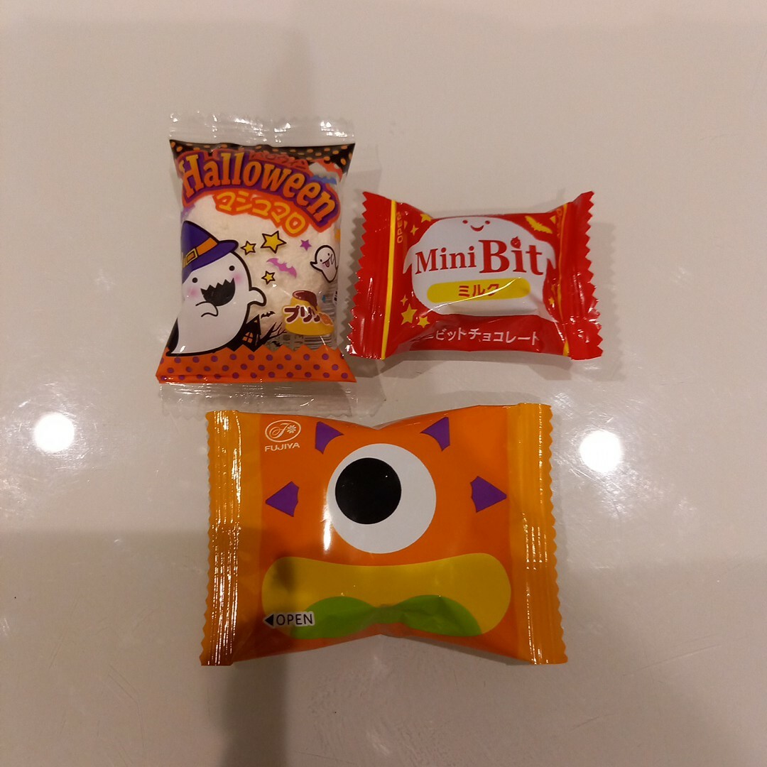 ブルボン(ブルボン)のお菓子ブーケ　プチギフト　ハロウィン　ミニお菓子ブーケ　配布用　ばらまきギフト 食品/飲料/酒の食品(菓子/デザート)の商品写真