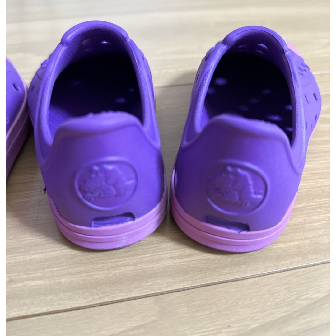 crocs(クロックス)のクロックス2足セット キッズ/ベビー/マタニティのキッズ靴/シューズ(15cm~)(その他)の商品写真