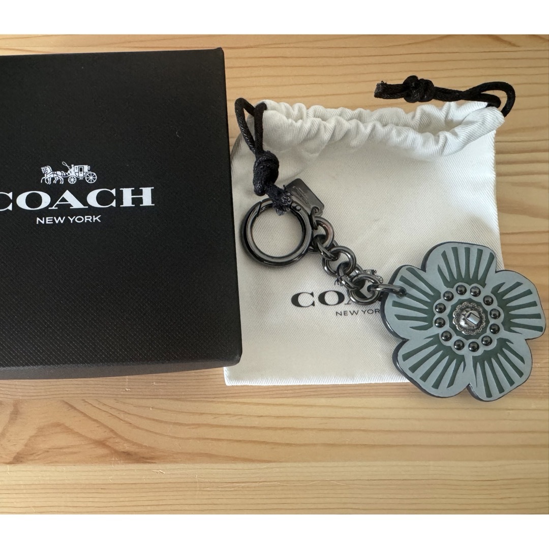 COACH(コーチ)のCOACH コーチ ティーローズ チャーム  レディースのファッション小物(キーホルダー)の商品写真