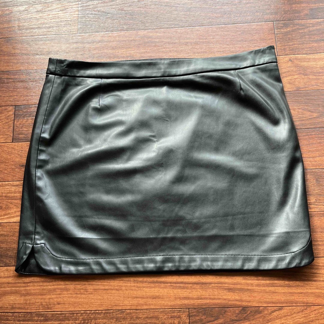 GAP(ギャップ)の新品未使用　GAP レザー調ミニスカート　オーバースカート　ブラック　76 レディースのスカート(ミニスカート)の商品写真