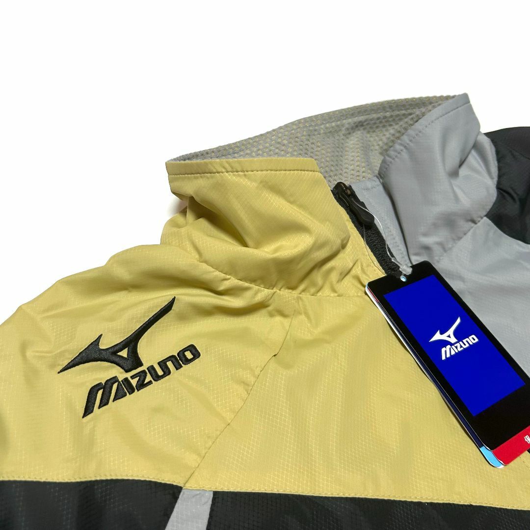 MIZUNO(ミズノ)の新品　Sサイズ　ミズノ アクティブ ウォーマー シャツ ブラック　ゴールド メンズのジャケット/アウター(その他)の商品写真