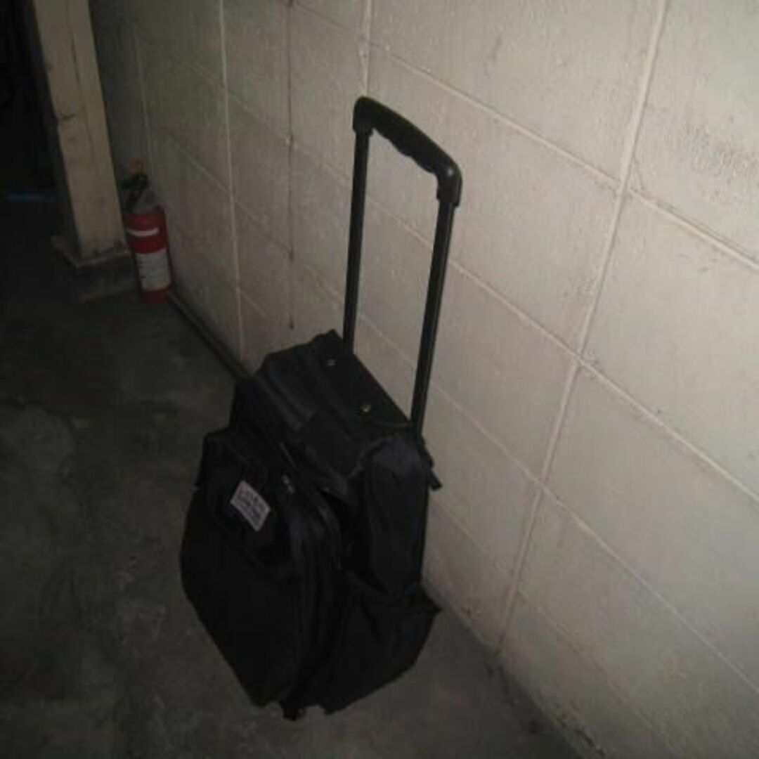 状態最悪で使用感大の　3WAYバッグ鞄　車輪付き　コロコロ　キャリーバッグ