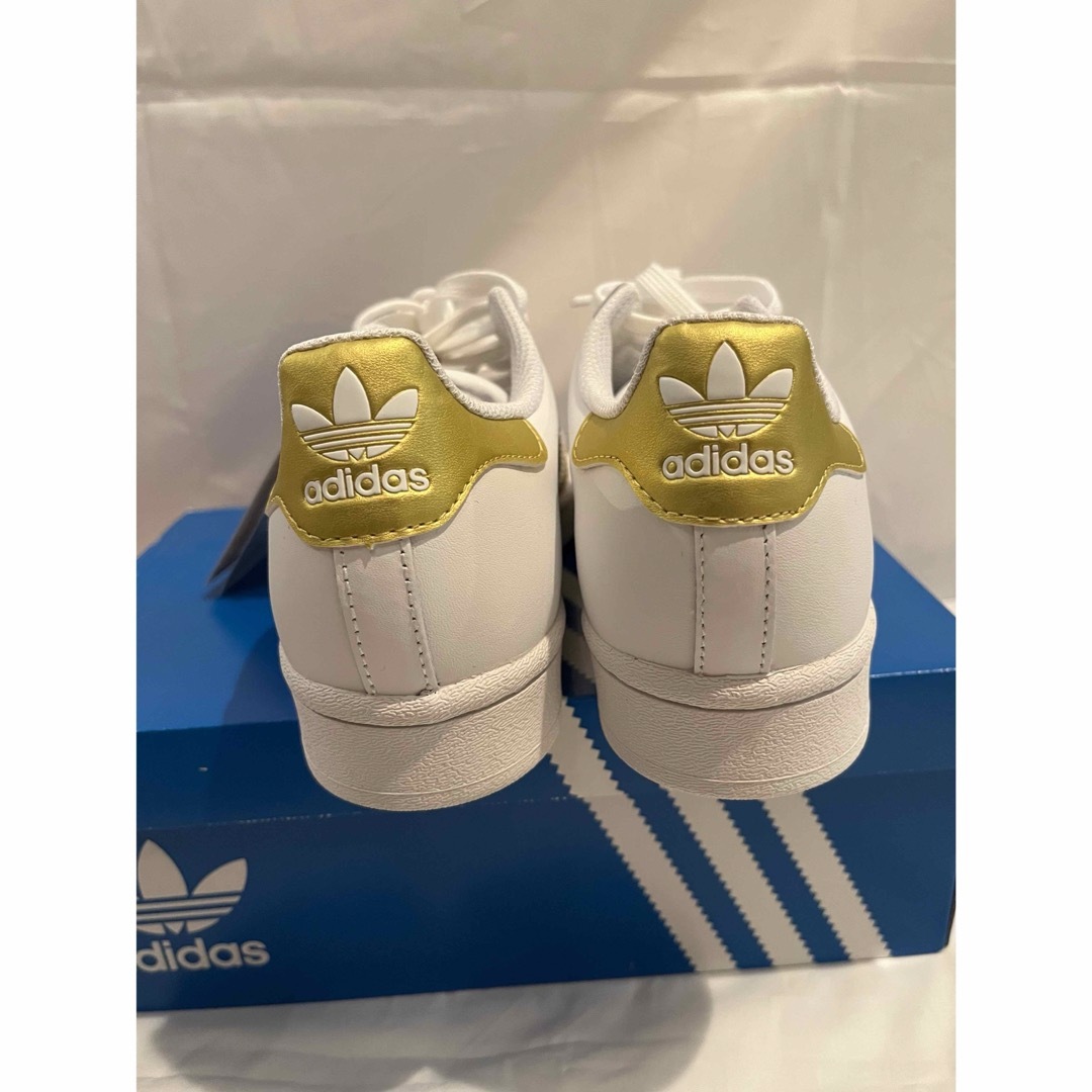 adidas(アディダス)の★新品 adidas アディダス スニーカー 白金★ レディースの靴/シューズ(スニーカー)の商品写真