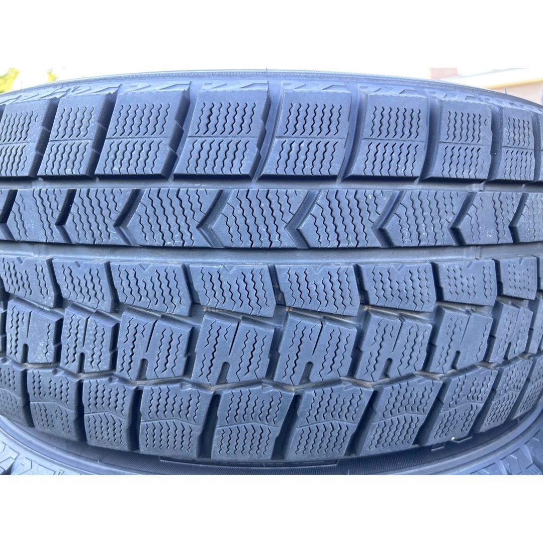 自動車/バイクDUNLOP 215/55R17 22年製　スタッドレスタイヤ