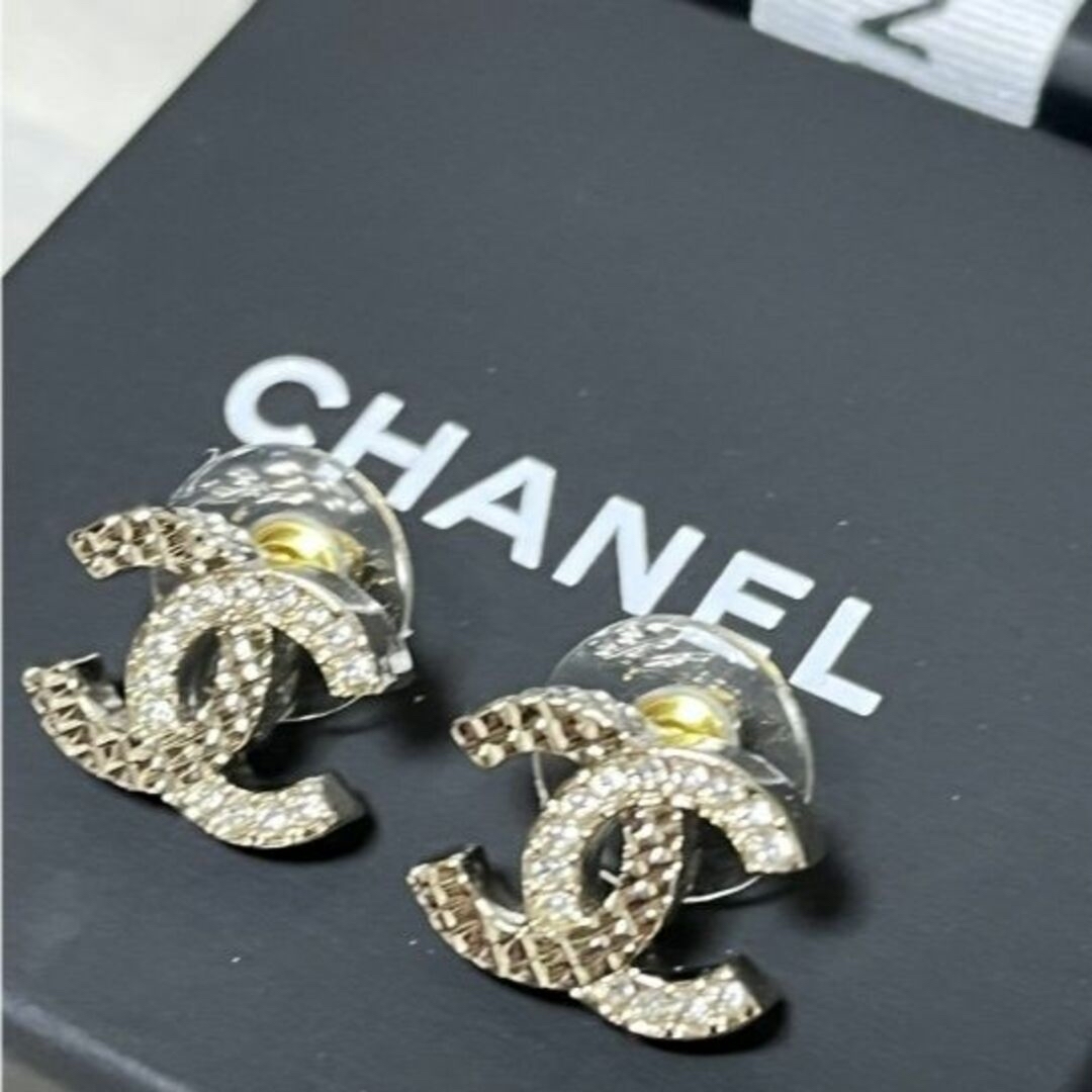 CHANEL(シャネル)の匿名配送★プレゼント 大人気★CHANEL★CC ロゴ ピアス レディースのアクセサリー(ピアス)の商品写真