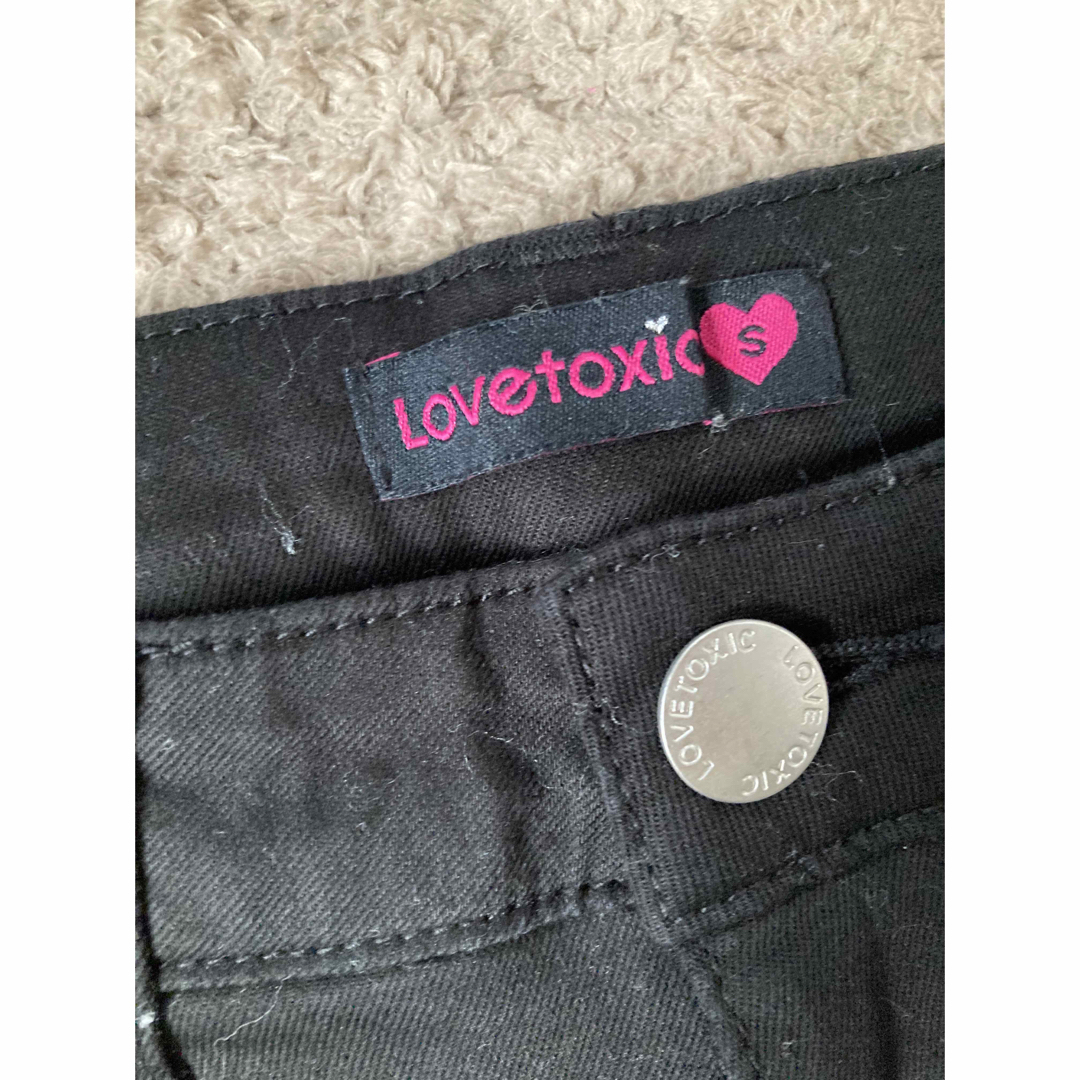 lovetoxic(ラブトキシック)の値下げしました！ラブトキシック 140 ラインパンツ　チャーム付き黒　ブラック　 キッズ/ベビー/マタニティのキッズ服女の子用(90cm~)(パンツ/スパッツ)の商品写真