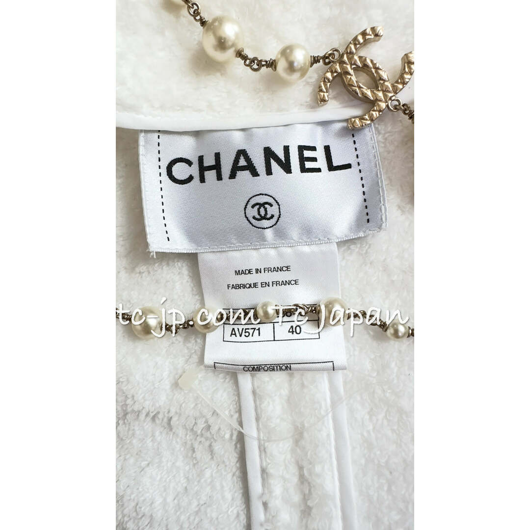 CHANEL(シャネル)の超美品  シャネル ふんわり柔らか ホワイト・トリミング・テリー・ジャケット 40 心地よさ抜群！タオル地 レディースのジャケット/アウター(ノーカラージャケット)の商品写真