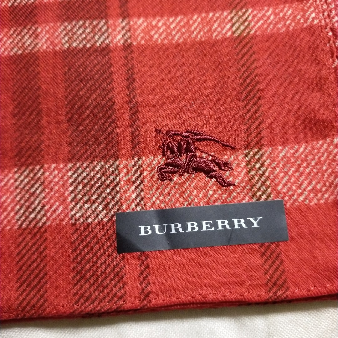 BURBERRY(バーバリー)のバーバリーハンカチ　レッド　新品 レディースのファッション小物(ハンカチ)の商品写真