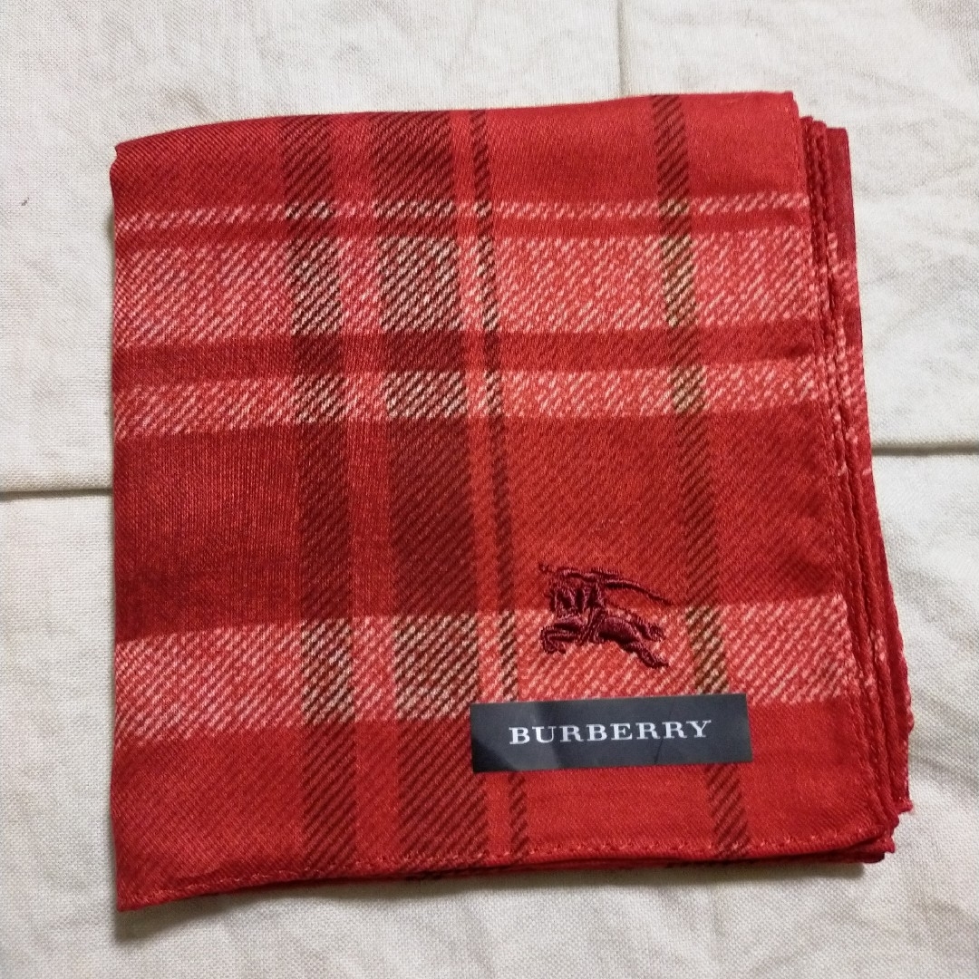 BURBERRY(バーバリー)のバーバリーハンカチ　レッド　新品 レディースのファッション小物(ハンカチ)の商品写真