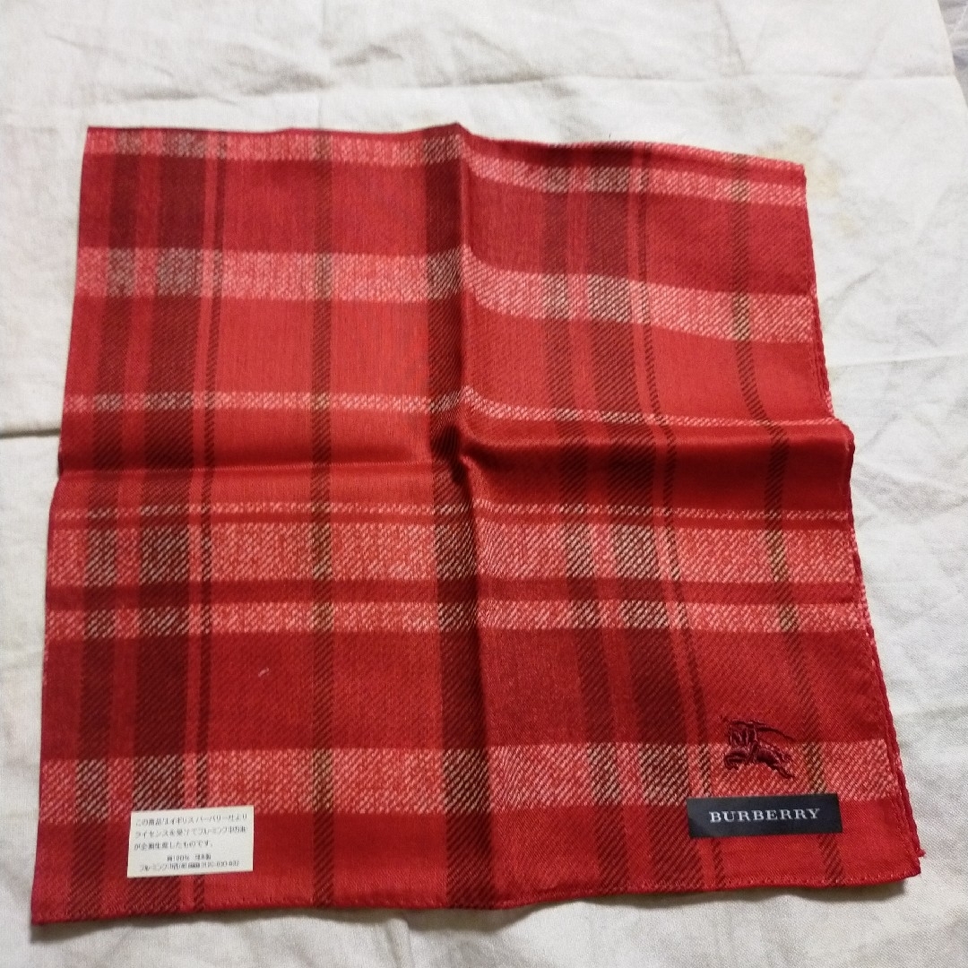 BURBERRY(バーバリー)のバーバリーハンカチ　レッド　新品 レディースのファッション小物(ハンカチ)の商品写真