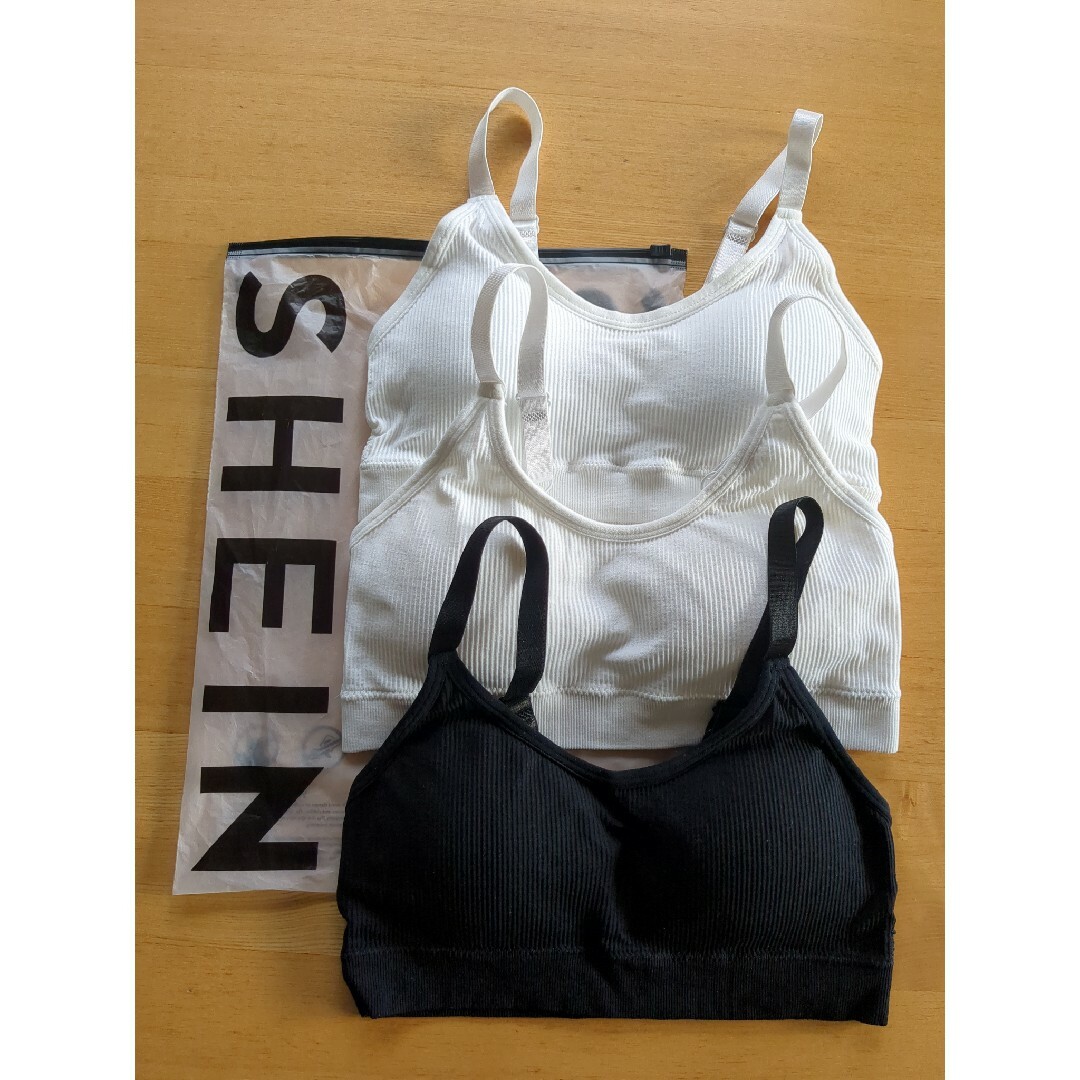 新品未使用品 SHEIN ブラトップ 3枚 白＆黒色 レディースの下着/アンダーウェア(ブラ)の商品写真