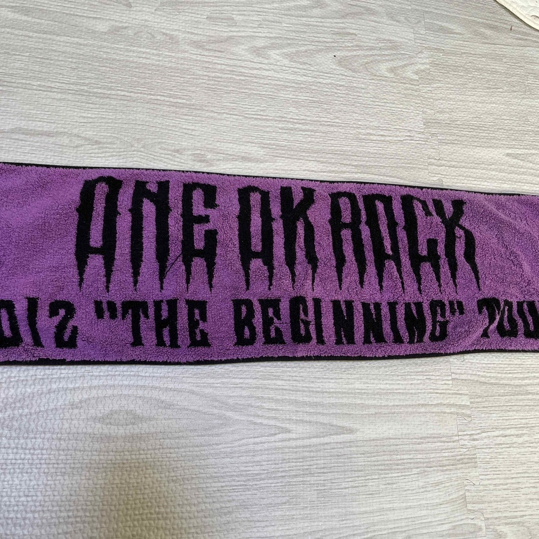 ONE OK ROCK(ワンオクロック)のワンオク　ツアータオル　the beginning tour 2012 エンタメ/ホビーのタレントグッズ(ミュージシャン)の商品写真