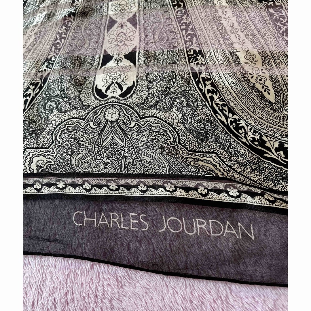 CHARLES JOURDAN(シャルルジョルダン)のCHARLES JOURDAN  シルク100% 光沢シルバー　黒　大判スカーフ レディースのファッション小物(バンダナ/スカーフ)の商品写真