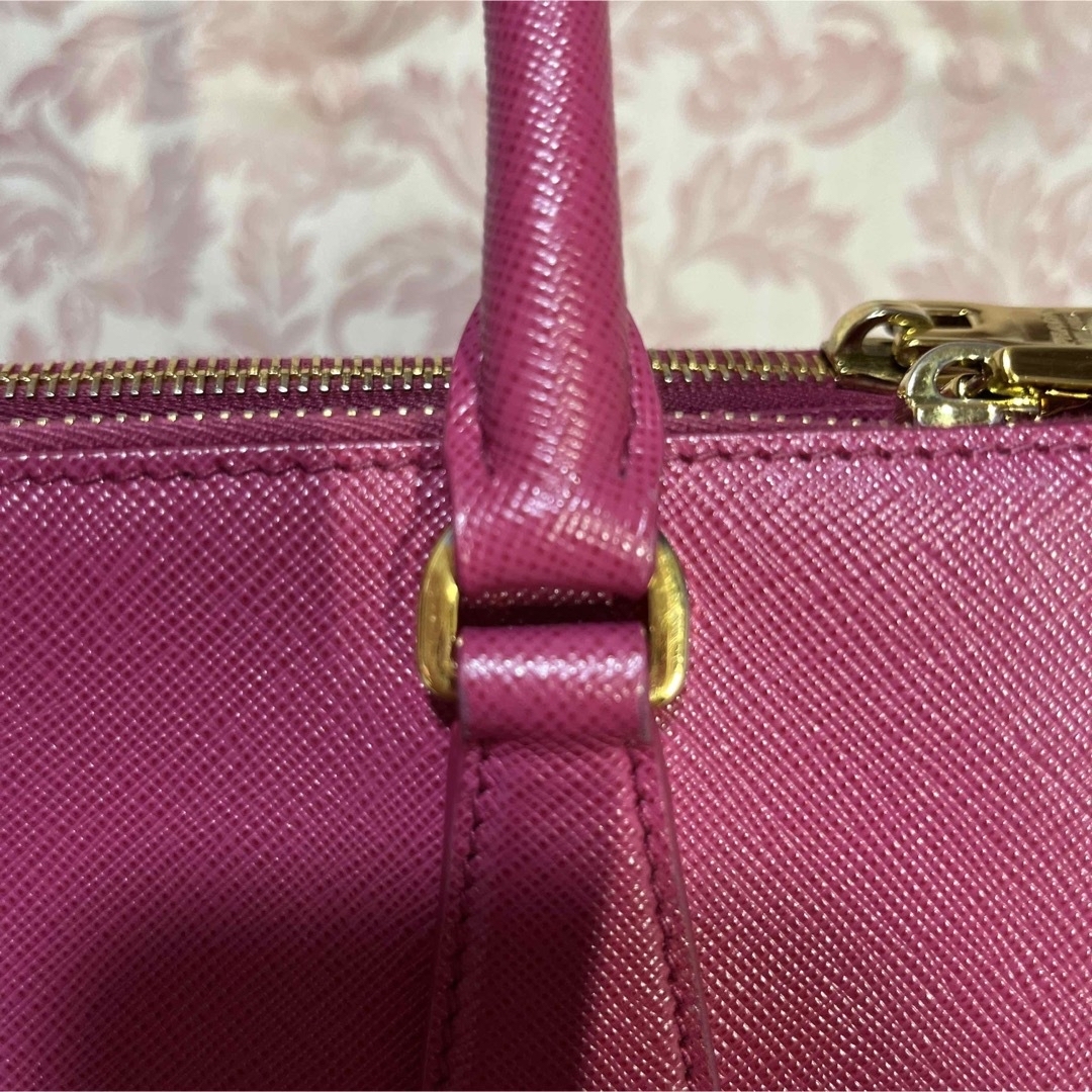 PRADA(プラダ)のプラダ2wayハンドバッグ　ピンク　ゴールド金具 レディースのバッグ(ハンドバッグ)の商品写真