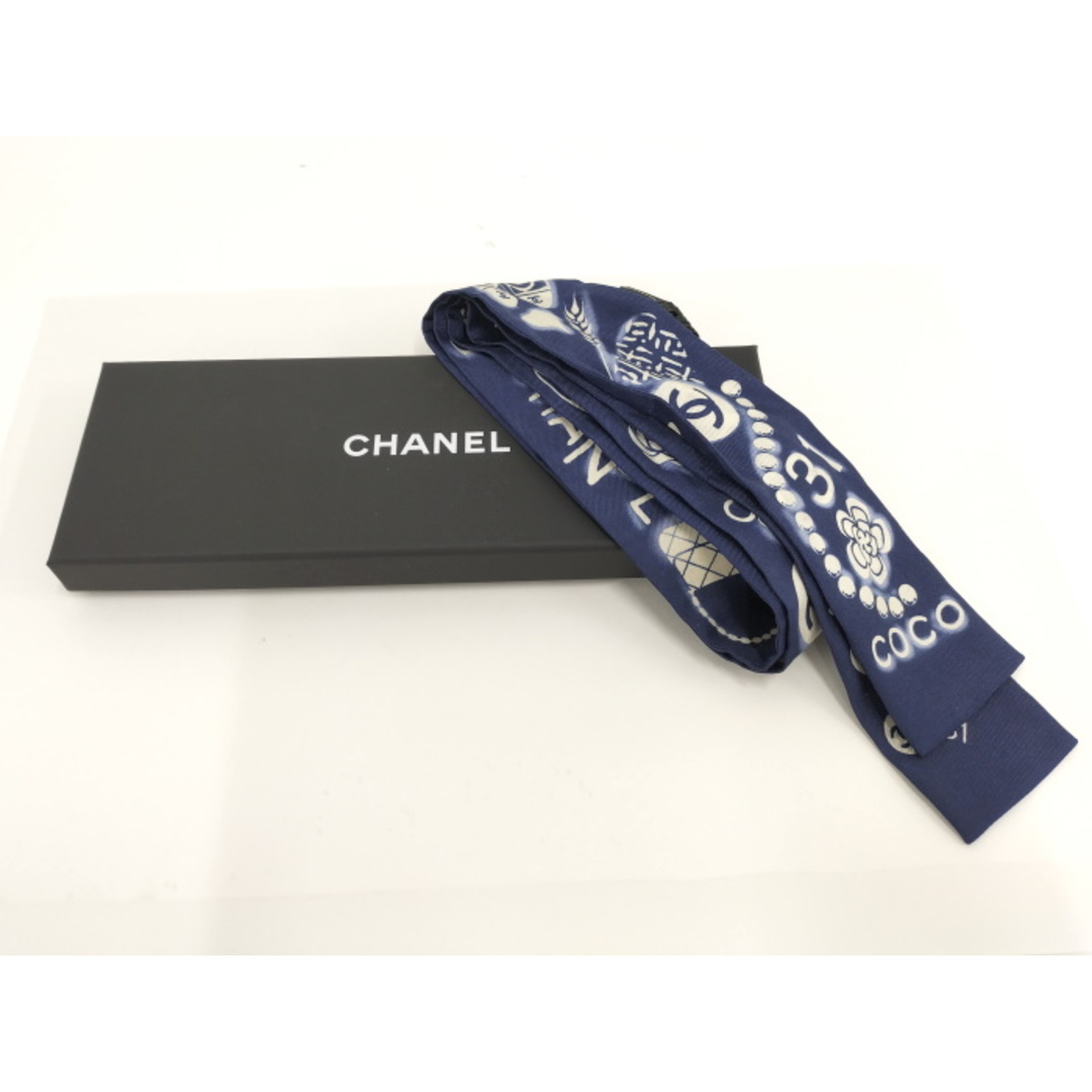 CHANEL(シャネル)のCHANEL ヘアバンドスカーフ ココマーク シルク100％ ネイビー レディースのファッション小物(バンダナ/スカーフ)の商品写真