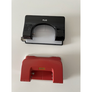 プラス(PLUS)の穴あけパンチ  PLUS プラス黒 MAX マックス 赤 セット(オフィス用品一般)