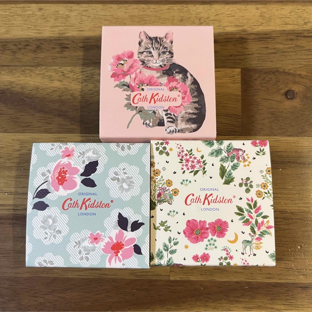 Cath Kidston(キャスキッドソン)のキャスキッドソン リップバーム 3種アソートCath Kidston コスメ/美容のベースメイク/化粧品(リップグロス)の商品写真