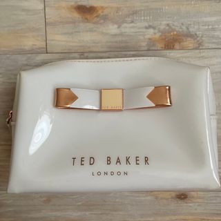 テッドベイカー(TED BAKER)のテッドベイカー　リボン　オフホワイト×ピンクゴールド　メイクポーチポーチ(ポーチ)