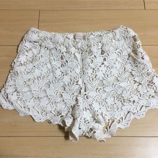 ラグナムーン(LagunaMoon)のスパイラルガール　ショート丈白ニット(ショートパンツ)