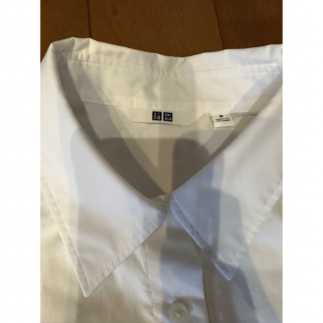 UNIQLO(ユニクロ)のUNIQLO 白シャツ　未使用 レディースのトップス(シャツ/ブラウス(長袖/七分))の商品写真