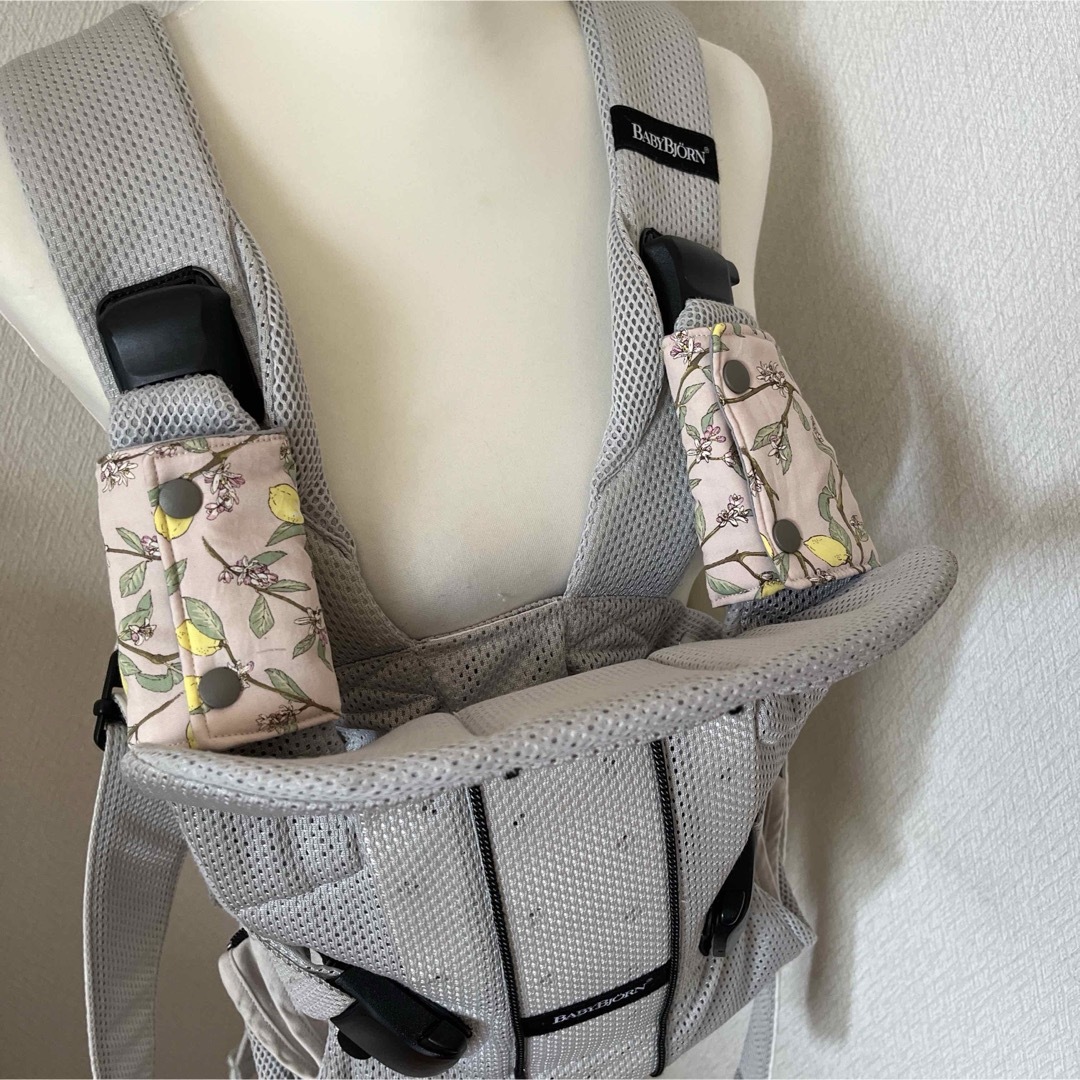 BABYBJORN(ベビービョルン)の抱っこ紐よだれカバよだれパッド　ハンドメイド　果物柄 キッズ/ベビー/マタニティの外出/移動用品(抱っこひも/おんぶひも)の商品写真